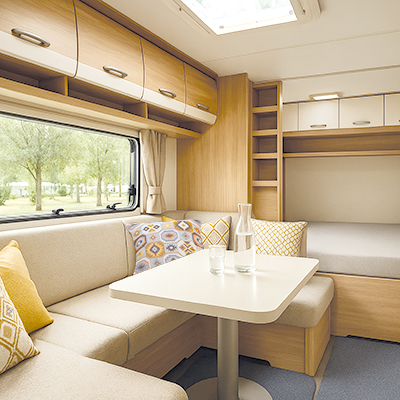 Moderne-Caravan-Interieur-bei-Tageslicht